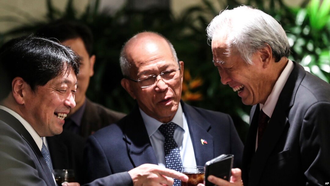 新加坡國防部長黃永宏（右）與其他國家的國防官員交談