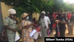 Les femmes se rassemblent pour la manifestation, à Lagos, le 5 juin 2020. (VOA/Gilbert Tamba)