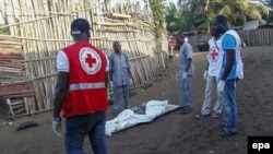 Le personnel médical transportant les corps de victimes de l'attentat de Grand-Bassam, le 13 mars 2016. epa / LEGNAN KOULA)