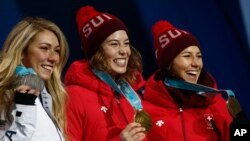 La medallistas olímpicas de izquierda a derecha, Mikaela Shiffrin de EE.UU., Michelle Gisin de Suiza y Wendy Holdener también de Suiza durante la ceremonia de entrega de medallas el jueves, 22 de febrero de 2018 en PyeongChang, Corea del Sur.