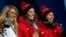 La medallistas olímpicas de izquierda a derecha, Mikaela Shiffrin de EE.UU., Michelle Gisin de Suiza y Wendy Holdener también de Suiza durante la ceremonia de entrega de medallas el jueves, 22 de febrero de 2018 en PyeongChang, Corea del Sur.