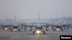 រូប​ឯកសារ៖ យន្តហោះ​ចម្បាំង​ប្រភេទ F-16V ដែល​ផលិត​នៅ​សហរដ្ឋ​អាមេរិក កំពុង​ស្ថិត​នៅ​លើ​ផ្លូវ​យន្តហោះ​នៅ​មូលដ្ឋាន​ទ័ព​អាកាស​នៅ​ទី​ក្រុង Chiayi នៅ​ភាគ​ខាង​ត្បូង​កោះ​តៃវ៉ាន់ កាល​ពី​ថ្ងៃ​ទី​៥ ខែ​មករា ឆ្នាំ​២០២២។ (AFP)