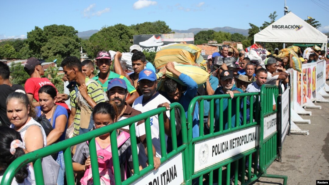 Orang-orang menyeberangi jembatan Simon Bolivar di perbatasan Kolombia-Venezuela yang dibuka sebagian di San Antonio del Tachira, Venezuela, 8 Juni 2019. (Foto: REUTERS/Carlos Eduardo Ramirez)