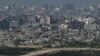 Una bandera israelí ondea entre las ruinas de Gaza, en medio del conflicto en curso entre Israel y el grupo islamista palestino Hamás, visto desde Israel, el 13 de febrero de 2024.