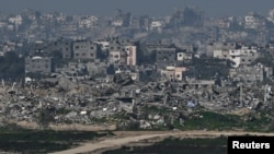 Una bandera israelí ondea entre las ruinas de Gaza, en medio del conflicto en curso entre Israel y el grupo islamista palestino Hamás, visto desde Israel, el 13 de febrero de 2024.