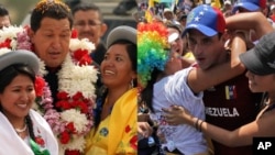 Presiden Venezuela Hugo Chávez (kiri), dan Calon Presiden Henrique Capriles (kanan) akan berhadapan dalam Pemilihan Presiden Venezuela, 7 Oktober mendatang. Dua orang dikabarkan tewas dalam bentrokan antara pendukung kedua kandidat Presiden ini, Sabtu (29/9).