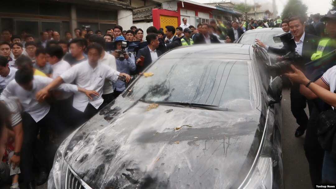 Warga Korea Selatan lakukan demonstrasi atas kekhawatiran akan radiasi sistem pertahanan misil THAAD Jumat (15/7).