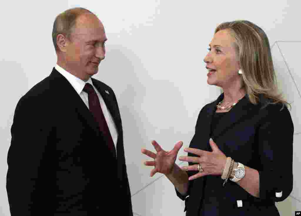 Menteri Luar Negeri AS Hillary Rodham Clinton bertemu Presiden Rusia Vladimir Putin pada KTT APEC di Vladivostok, Rusia, 8 September 2012. (AP/Mikhail Metzel,Pool)