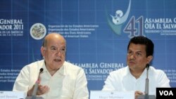 El secretario general de la OEA, José Miguel Insulza, y el canciller de El Salvador, Hugo Martínez.