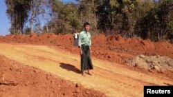 Petani Burma, U Thant Lwin berdiri di dekat bekas sawahnya dekat kota Pyin Oo Lwin, Burma yang kini dibangun pipa gas alam ke China (foto: dok). 