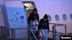 Những người Australia bị cách ly ở đảo Christmas vì bị nghi lây nhiễm virus corona, bước xuống máy bay tại phi trường Sydney ở Sydney, Australia, ngày 17/2/2020.