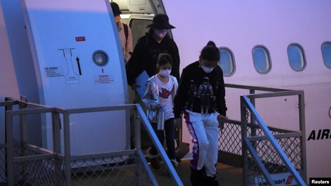 2020年2月17日在聖誕節島上經過隔離的澳大利亞人員在悉尼走下飛機