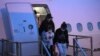 Warga Australia yang dievakuasi dari China dan dikarantina di Pulau Christmas akibat kekhawatiran tertular virus korona, turun dari pesawat di bandara Sydney, Australia, 17 Februari 2020. (Foto: dok).