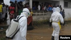 Des agents de santé à Monrovia le 17 aoû t 2014.