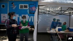 Trabajadores de salud realizan tests para detectar COVID-19 en el parque Salesiano en Ciudad de México el 15 de julio de 2020.