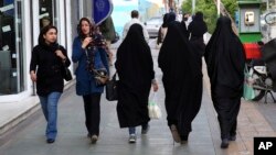 Abolition de la police des mœurs: les Iraniens restent sceptiques