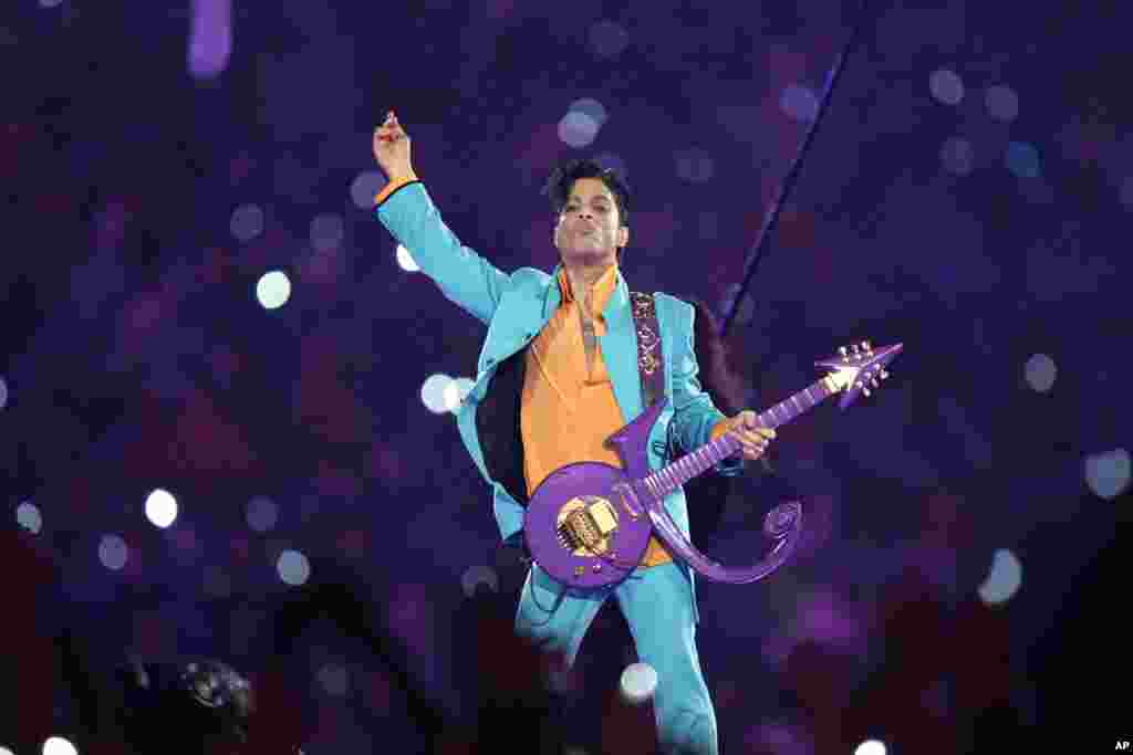 Prince tampil dalam acara paruh waktu pertandingan Super Bowl XLI di Dolphin Stadium di Miami, Florida, 2007.&nbsp;(AP/Chris O&#39;Meara)