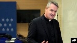 El reverendo Andrew Small, un sacerdote oblato de María Inmaculada nacido en Gran Bretaña, director ejecutivo de Missio Corp., habla durante una conferencia de prensa en el Vaticano, el sábado 25 de marzo de 2023. [Foto: AP]