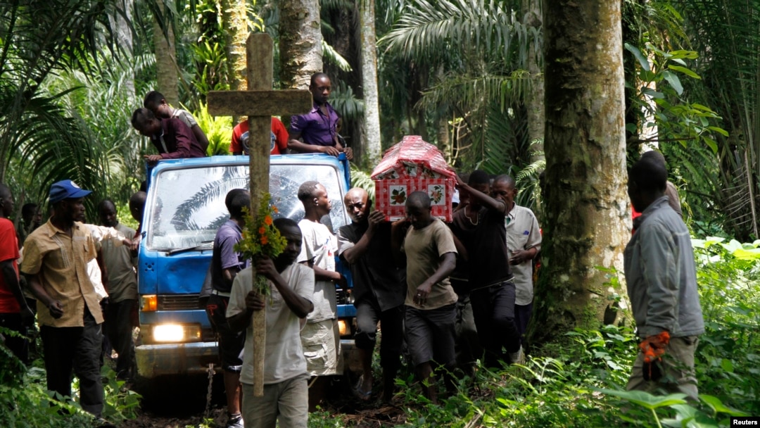 Abavukanyi bagiye gushingura uwishwe n'igitero ca ADF mu mihana y'i Mbau hafi ya Beni, mu buraruko bw'intara ya Kivu, RDC, kw'itariki ya 21/10/2014.