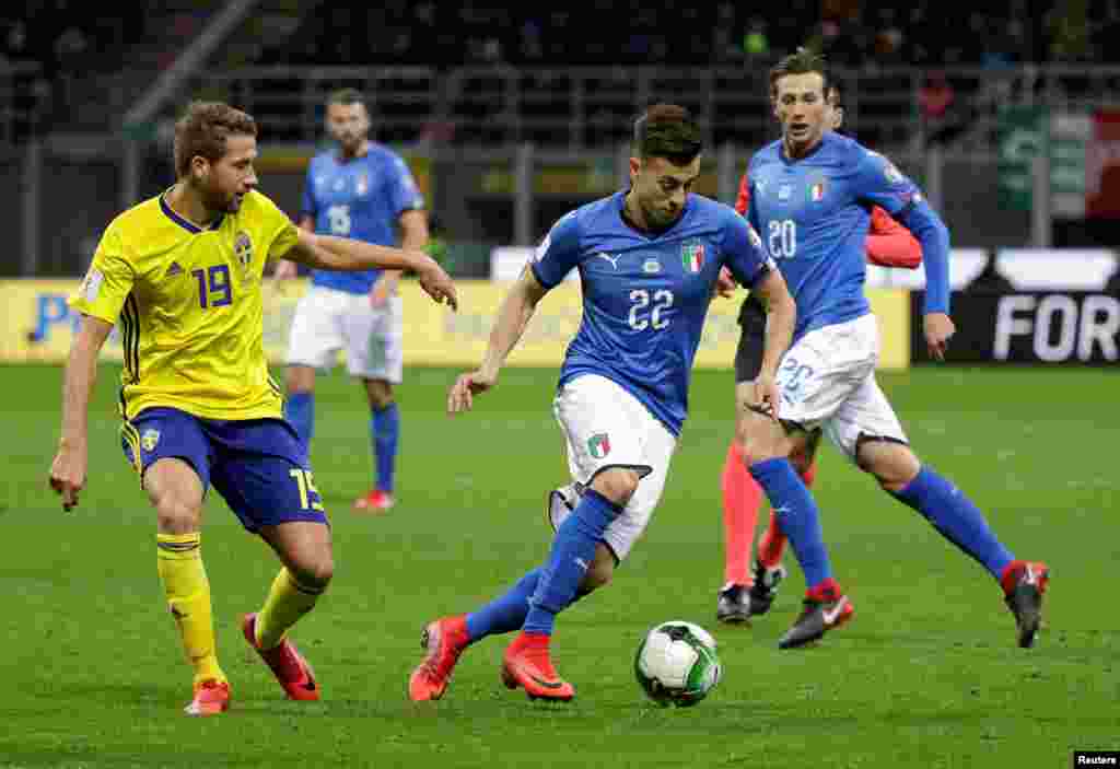 Stephan El Shaarawy de Italia en acción contra el sueco Marcus Rohden en el clasificatorio para la Copa Mundial 2018 en Milán el 13 de noviembre de 2017.