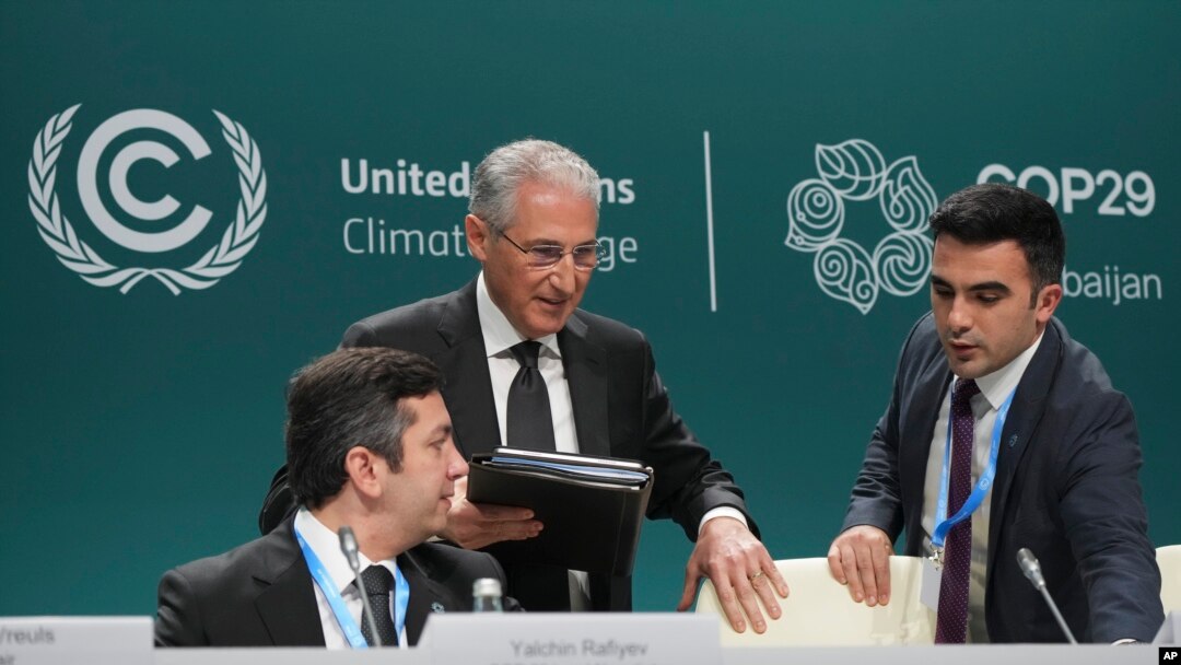 Mukhtar Babayev, presidente de la COP29, en el centro, llega a una conferencia de prensa junto a Yalchin Rafiyev, izquierda, negociador principal de la COP29 de Azerbaiyán, durante la Cumbre sobre el Clima de la ONU COP29, el lunes 18 de noviembre de 2024, en Bakú, Azerbaiyán. AP