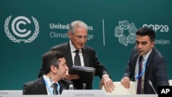 Mukhtar Babayev, presidente de la COP29, en el centro, llega a una conferencia de prensa junto a Yalchin Rafiyev, izquierda, negociador principal de la COP29 de Azerbaiyán, durante la Cumbre sobre el Clima de la ONU COP29, el lunes 18 de noviembre de 2024, en Bakú, Azerbaiyán. AP