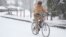 Jesse Thompson anda en bicicleta en la nieve, el 10 de enero de 2025, en Nashville, Tennessee.