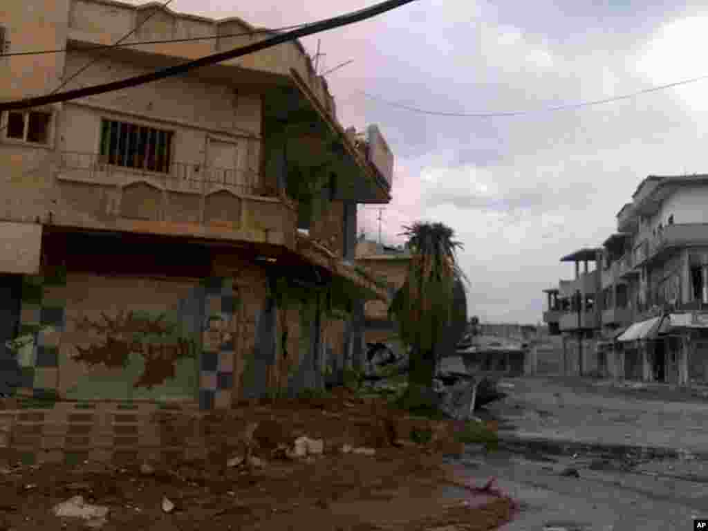 A damaged building in Al Qasseer city, near Homs, Syria, March 28, 2012. (Reuters) 