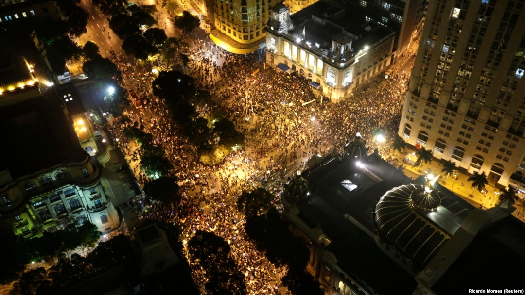 Visão aérea de um protesto em apoio à greve dos professores no Rio de Janeiro (7 de Outubro 2013 REUTERS/Ricardo Moraes)