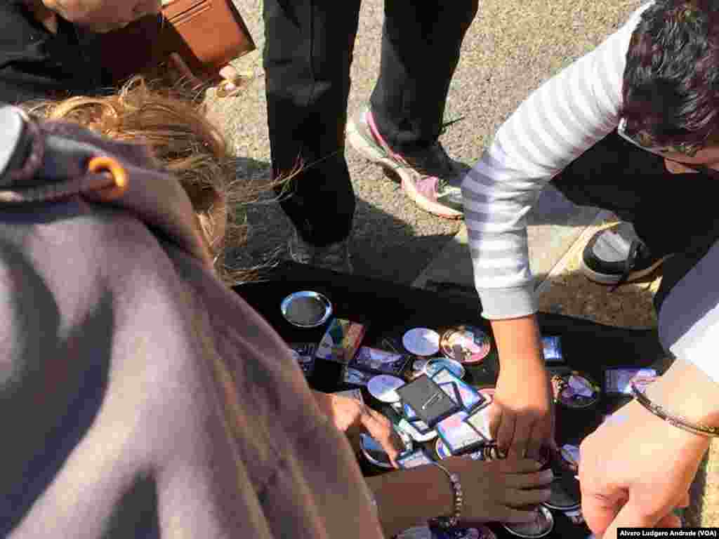 Pessoas escolhem pins do Papa em Washington DC