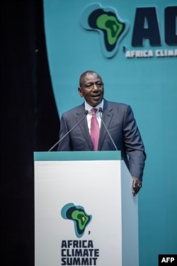 El presidente de Kenia, William Ruto, pronuncia su discurso de apertura durante la Cumbre Africana sobre el Clima 2023 en el Centro Internacional de Convenciones Kenyatta (KICC) en Nairobi el 4 de septiembre de 2023. (Foto de Luis Tato / AFP)