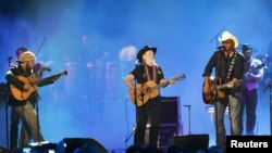Estrellas del ‘country’ usaron sus composiciones como catarsis para expresar sus emociones ante los atentados del 11 de septiembre. En esta foto Willie Nelson (centro), Toby Keith (derecha) y Zach Brown. 
