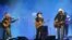 Estrellas del ‘country’ usaron sus composiciones como catarsis para expresar sus emociones ante los atentados del 11 de septiembre. En esta foto Willie Nelson (centro), Toby Keith (derecha) y Zach Brown. 