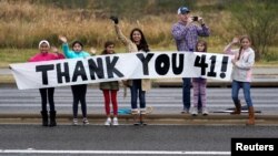 Warga menunggu iring-iringan jenazah mendiang Presiden AS ke-41, George H.W. Bush, dari kota Spring menuju College Station, Texas. 