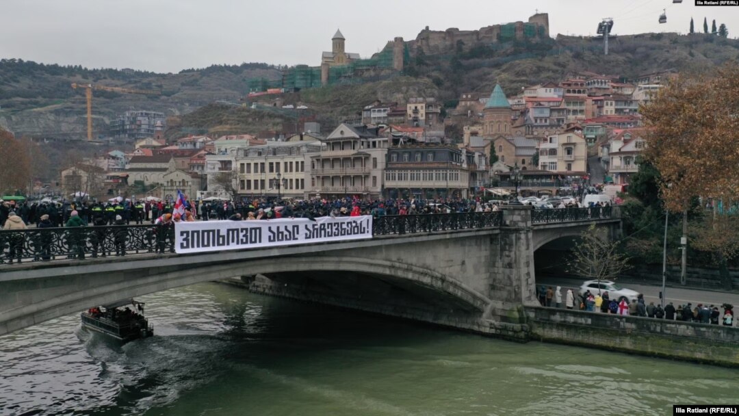 "ერთობის ჯაჭვი" მეტეხის ხიდზე. ფოტო: "რადიო თავისუფლება"