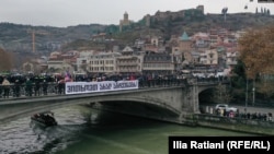 "ერთობის ჯაჭვი" მეტეხის ხიდზე. ფოტო: "რადიო თავისუფლება"