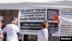 ບັນດາເຈົ້າຂອງບາ ແລະຮ້ານອາຫານ ປະທ້ວງຕໍ່ຕ້ານລັດຖະບານຝຣັ່ງ ທີ່ອອກກົດລະບຽບຈຳກັດ ແລະປ້ອງກັນໄວຣັສໂຄວິດ-19 .ທີ່ເມືອງ Cambrai, ປະເທດຝຣັ່ງ ວັນທີ 7, 2021.