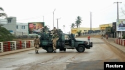 Vojnici Republikanske garde na ulicama Librevillea, u Gabonu. (Foto: REUTERS/Scott Ngokila)
