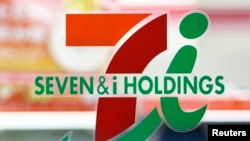 Logo de la empresa Seven & I que maneja la mayoría de tiendas que pertenecían a una red que contrataba inmigrantes indocumentados en Estados Unidos.