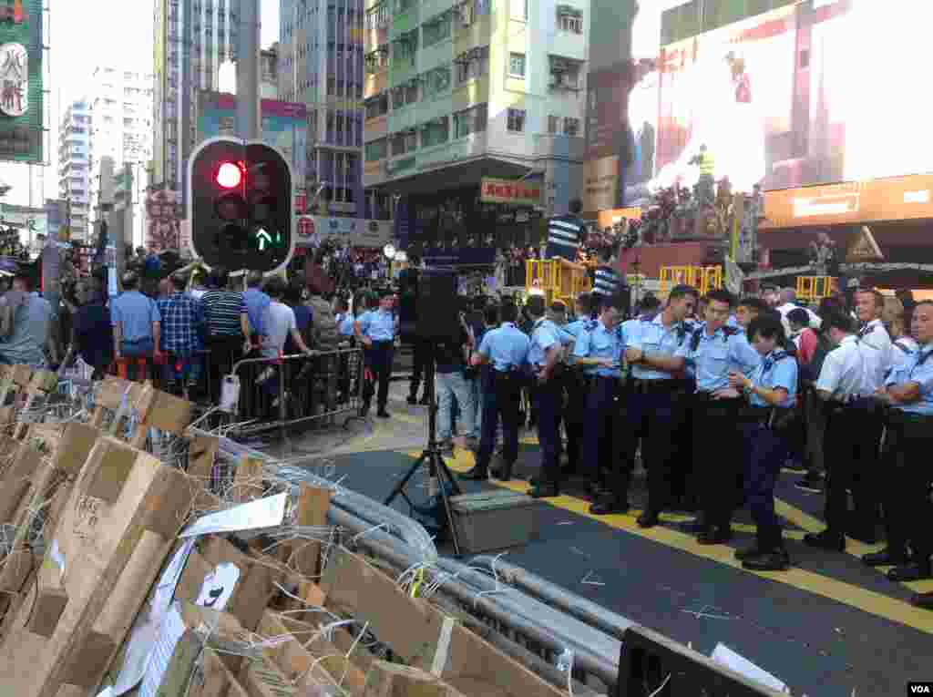 香港当局在旺角清场 (美国之音海彦拍摄)