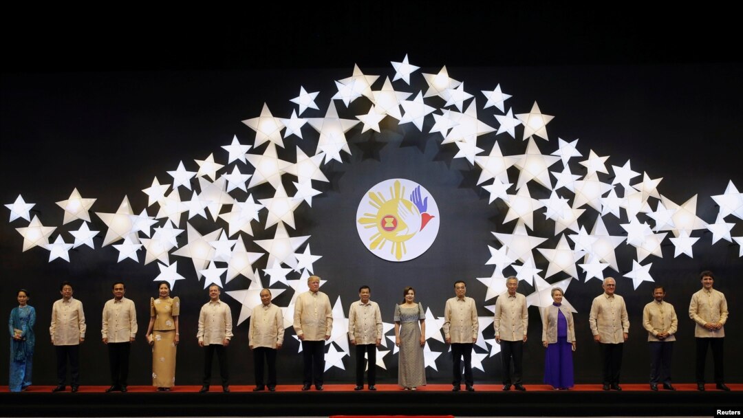 Presiden AS Donald Trump menghadiri makan malam gala KTT ASEAN di Manila, 12 November 2017. 