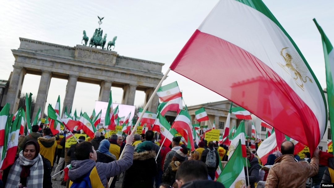 Pendukung demonstrasi di Iran, berkumpul di depan Brandenburg Gate di Jerman, 6 Januari 2018.
