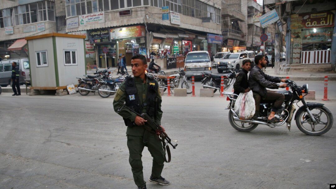 Seorang anggota pasukan keamanan internal Kurdi berpatroli di jalan raya kota Manbij, Suriah utara, Maret, 28, 2018. (Foto: dok). Dua personel koalisi dilaporkan tewas dan lima lainnya cedera akibat serangan bom pinggir jalan di kota ini, Kamis malam, (29/3).