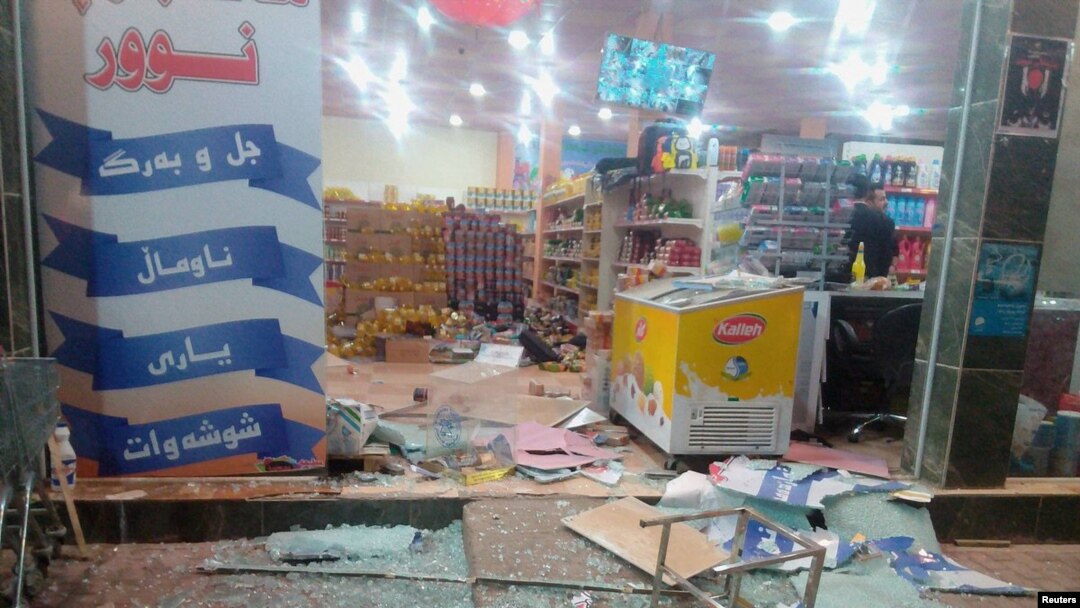 Bagian depan sebuah toko yang rusak akibat gempa di Halabja, Irak, 12 November 2017. TWITTER - Osama Golpy/Rudaw/Social Media/via Reuters