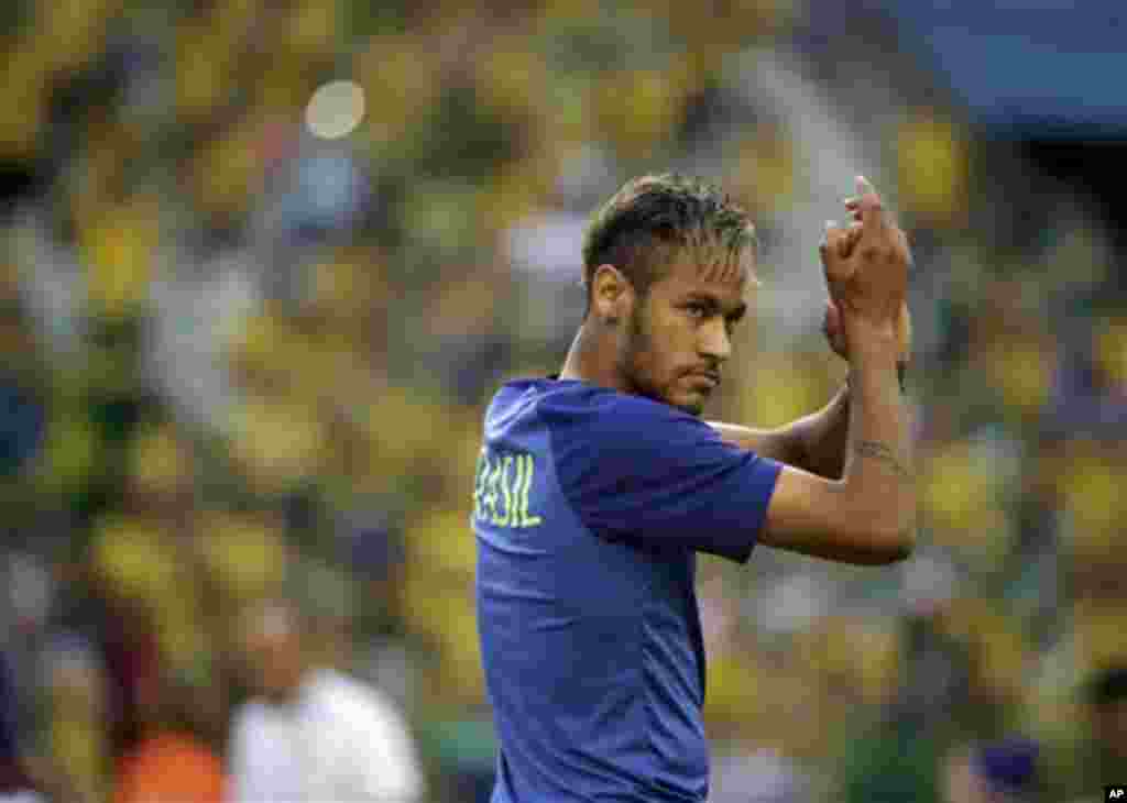 Brazil's Neymar applauds during the warm-up before the World Cup quarterfinal soccer match between Brazil and Colombia at the Arena Castelao in Fortaleza, Brazil, Friday, July 4, 2014. (AP Photo/Hassan Ammar)