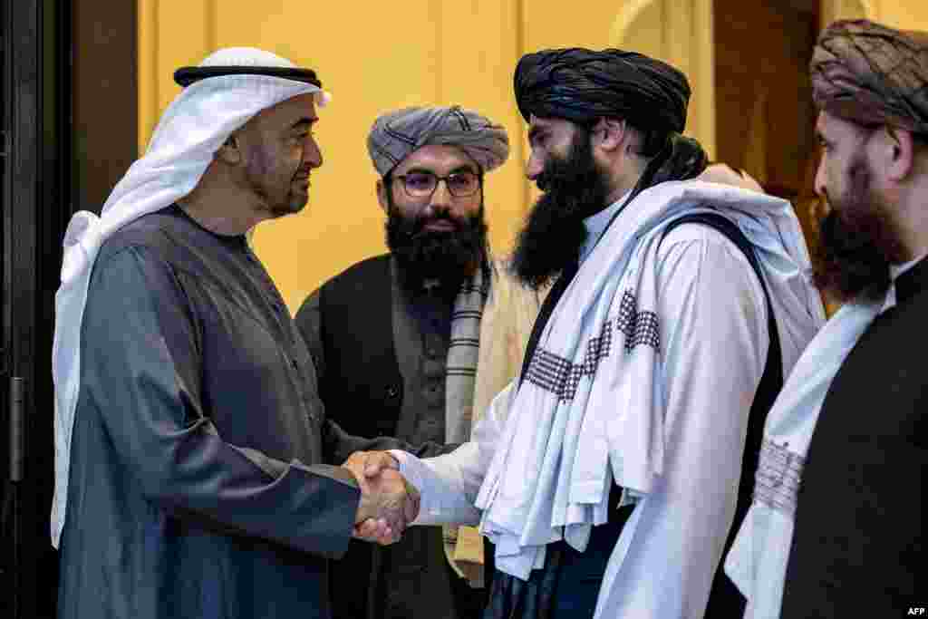 سراج الدین حقانی، وزیر داخله و عبدالحق وثیق،&zwnj; رییس عمومی استخبارات حکومت طالبان به امارات متحدهٔ عرب سفر کرده و با شیخ محمد بن زاید بن سلطان آل نهیان، امیر امارات متحدهٔ عرب در شهر ابو ظبی دیدار کردند. &nbsp;