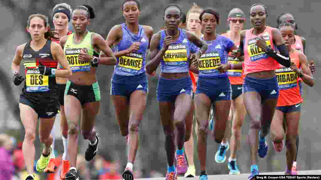 Desiree Davila Linden (USA) na Caroline Rotich (KEN) waongoa kundi la wanawake mbio za Boston Marathon