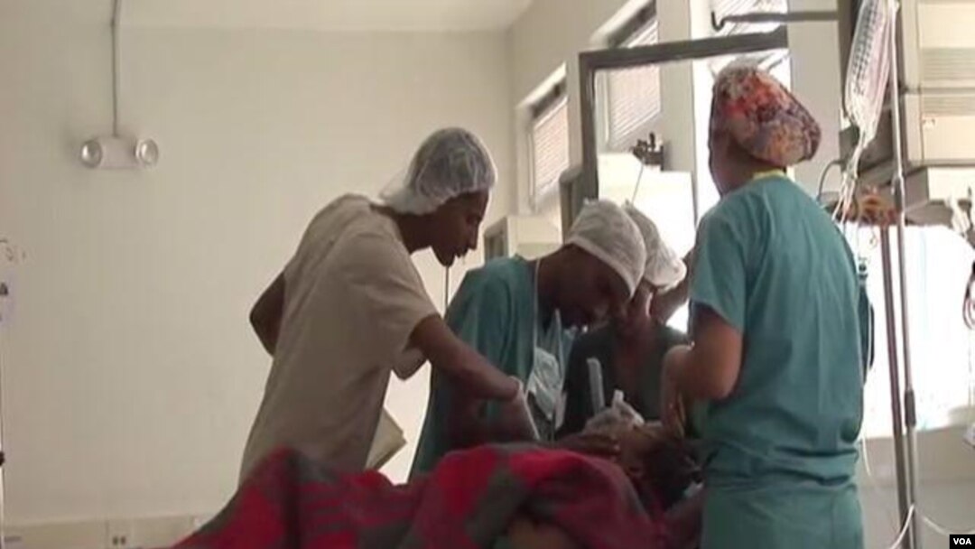 Seorang warga Ethiopia mendapat perawatan di sebuah rumah sakit (Foto: dok). Warga Ethiopia yang mampu banyak yang berobat ke luar negeri karena kurangnya fasilitas medis yang memadai di Ethiopia.