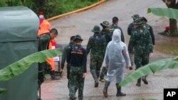 Les secouristes à l'entrée de la grotte où cinq garçons restent piégés à Mae Sai, dans la province de Chiang Rai, dans le nord de la Thaïlande, le 10 juillet 2018.