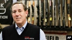 En esta foto de archvio se ve al exsenador por Pensylvania, Rick Santorum, durante un acto de campaña en el Central Impact Shooting Range, en Boone, Iowa, el 30 de enero, de 2016.
